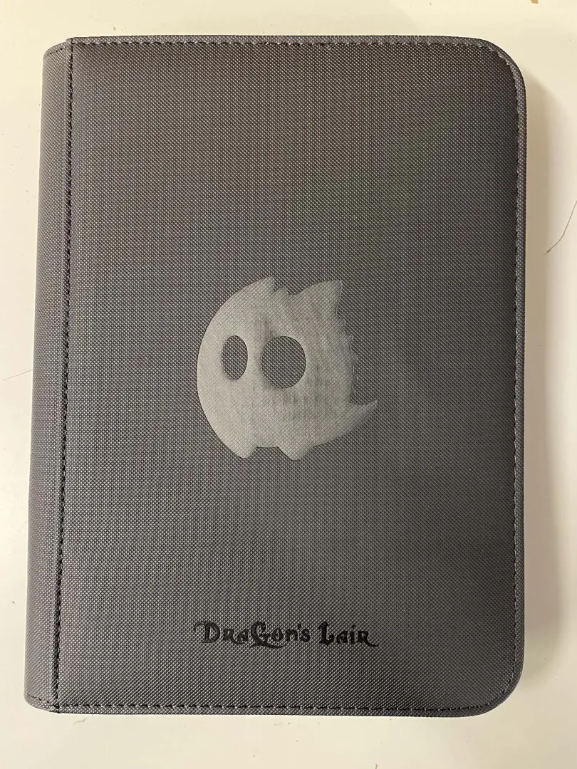 Dragons Lair Zip Cardbinder för Stora Pokemon Kort
