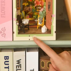 Floral Corner - Book Nook Kit - Rolife