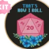 That’s How I Roll Korsstygnskit – Rosa D20 & Kritisk Träff för RPG-fans