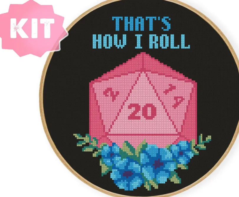 That’s How I Roll Korsstygnskit – Rosa D20 & Kritisk Träff för RPG-fans